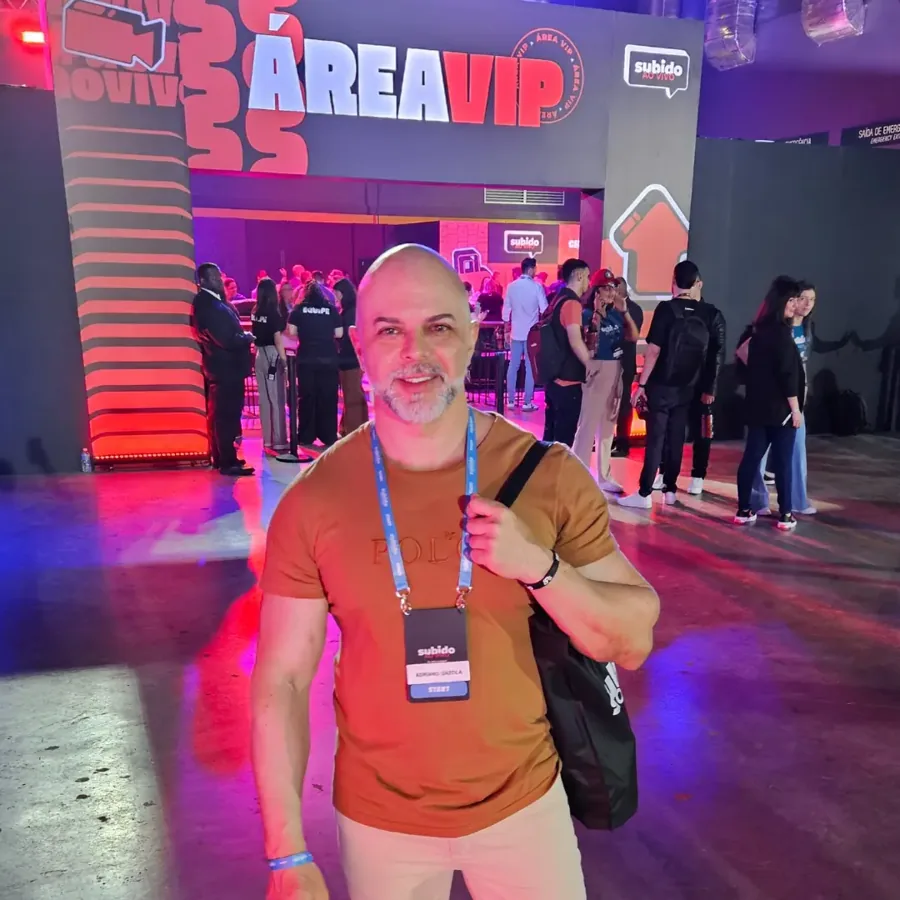Adriano Gazola na área VIP de evento do setor